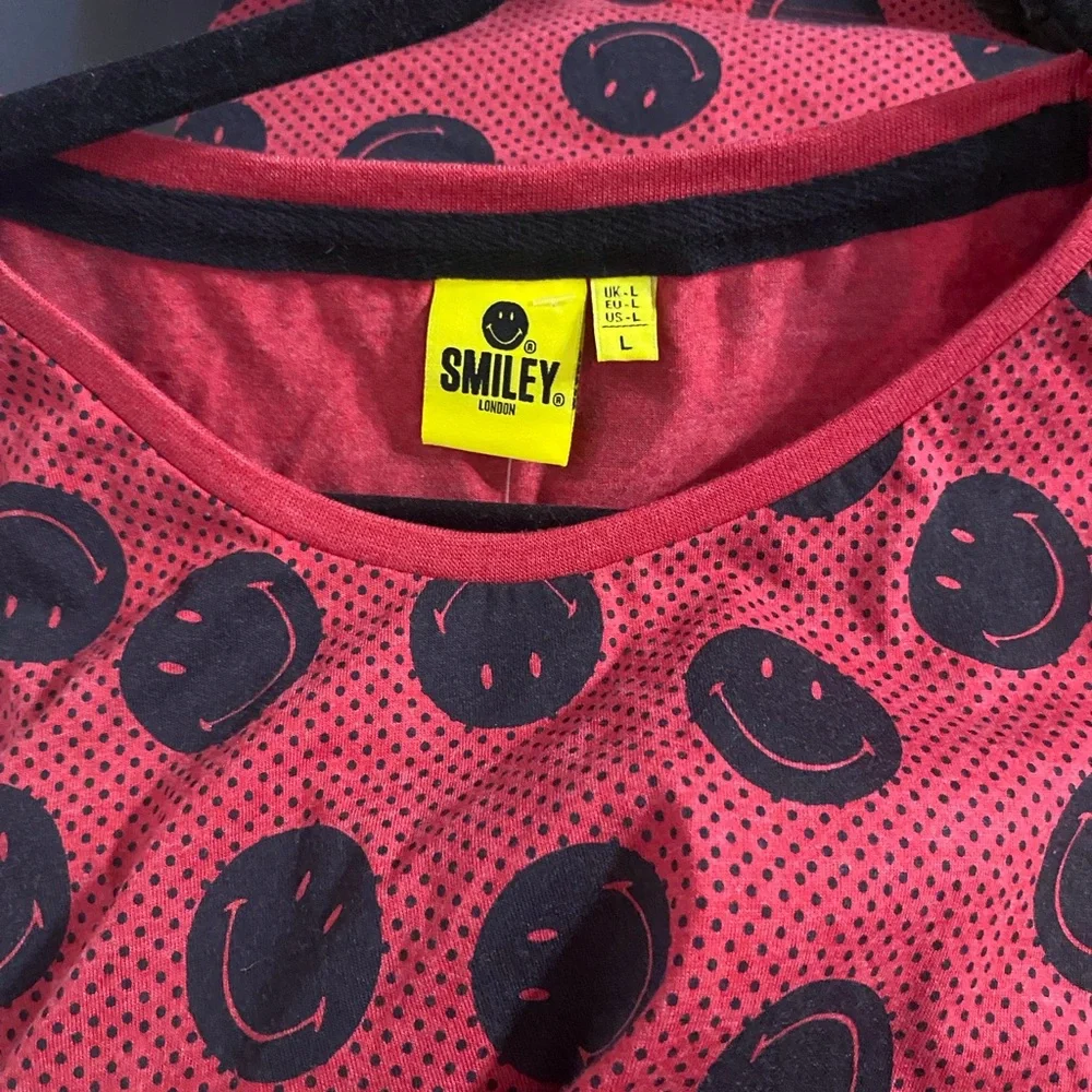 “Smiley London Graphic Tee Red w/ Allover Smiley Faces – Size L”